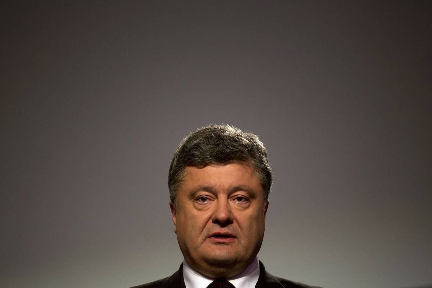 P.Porošenka teigė, kad Ukraina pasiruošusi priimti naują įstatymą dėl decentralizacijos Donbase.