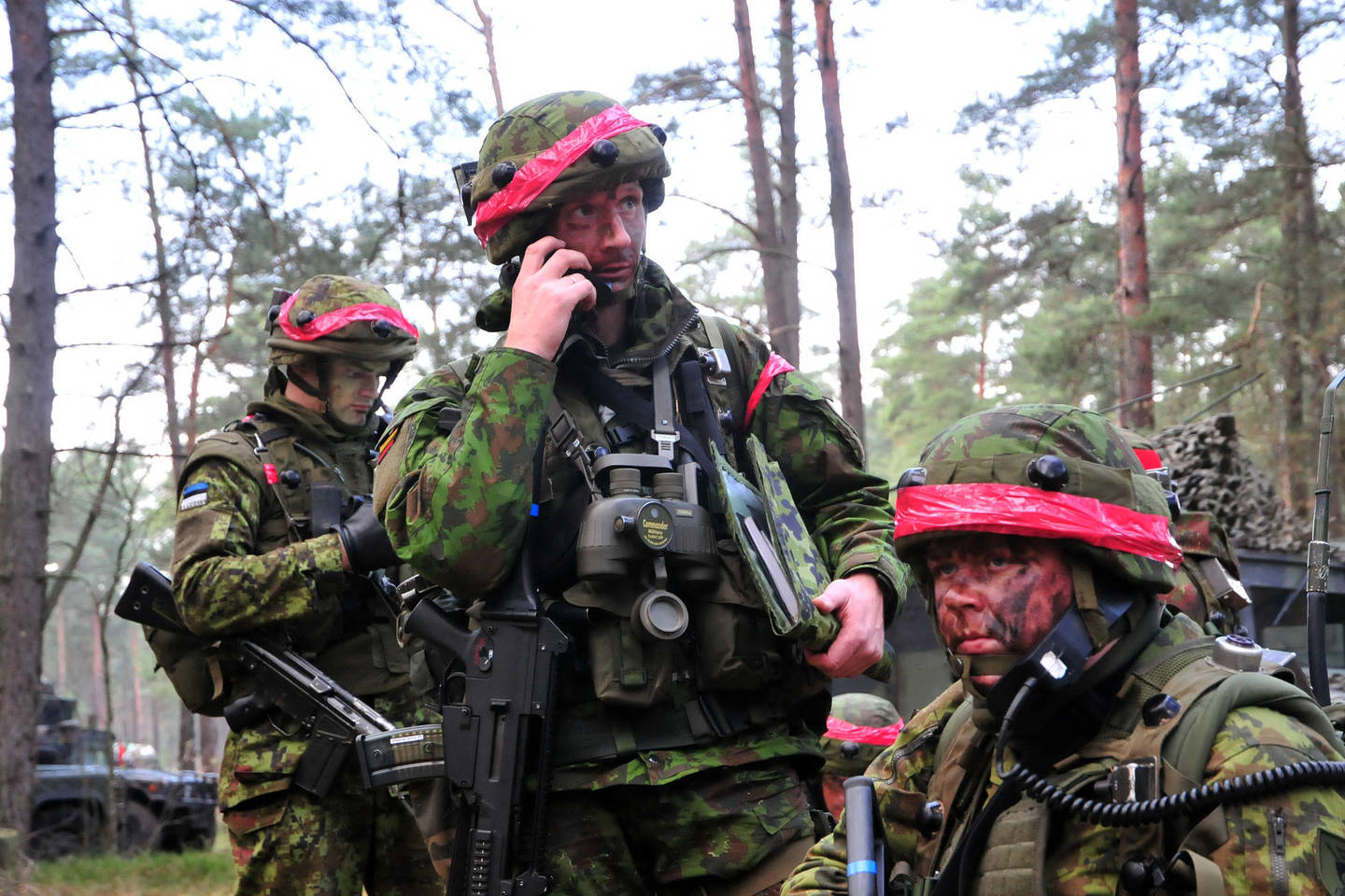 Jungtinei puolimo operacijai vadovavęs Karaliaus Mindaugo husarų bataliono 1-os kuopos vadas kpt. Karolis Morkūnas (centre).