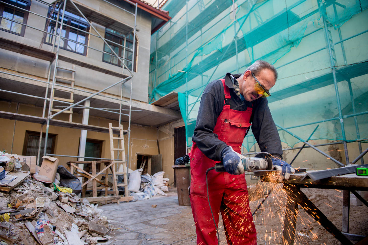 Didžiausios optimistės - ir smulkios statybų sektoriaus įmonės. Jos viliasi, kad apyvarta kitąmet tikrai augs, o įtakos jai turės ir renovacija.