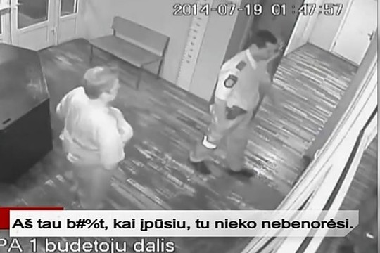 Kas teisus: krūtis daužantis pareigūnas ar pikta pensininkė?