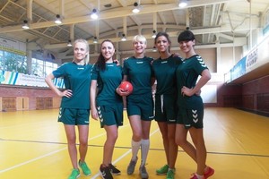 „4 Roses“ tikslas rankinio rungtynėse – numauti varžovams šortus