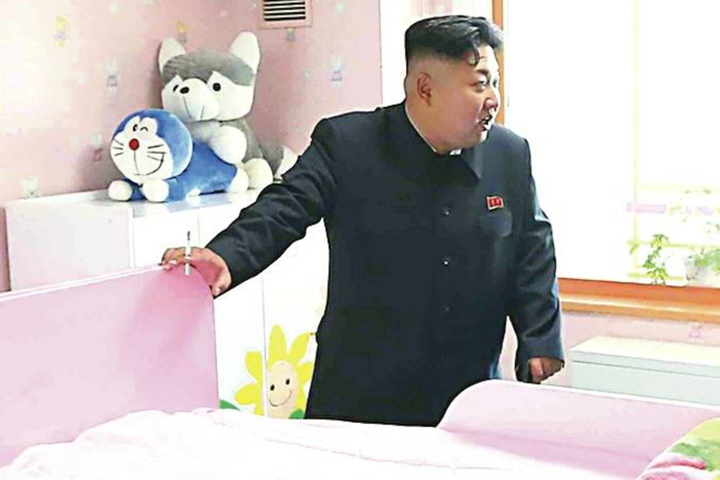 Su cigarete našlaičių prieglaudoje apsilankęs Šiaurės Korėjos diktatorius Kim Jong-unas, regis, nė nepastebėjo šelmiška poza sudėtų pliušinių gyvūnėlių.