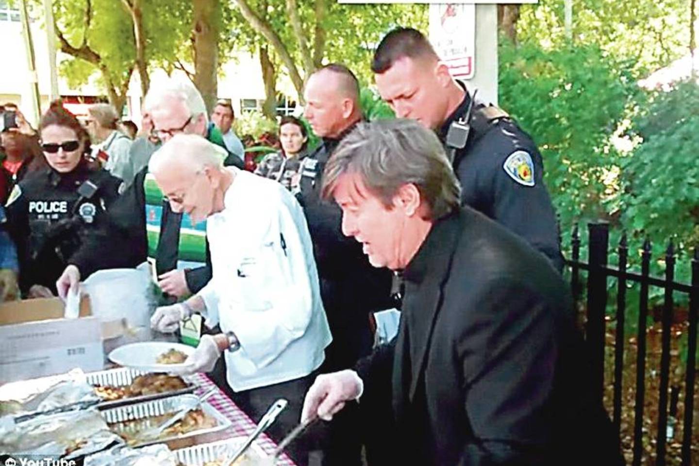 90 metų A.Abbottas buvo areštuotas už tai, kad parke dalijo maistą benamiams.