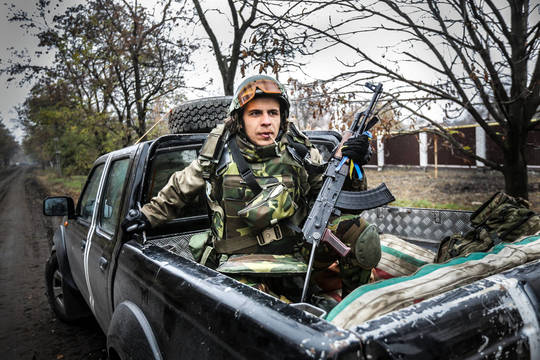 Ukrainos karo medikai nevengia į rankas paimti ir ginklo