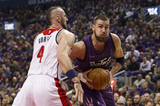 J. Valančiūnas grįžo į starto penketą, o „Raptors“ laimėjo