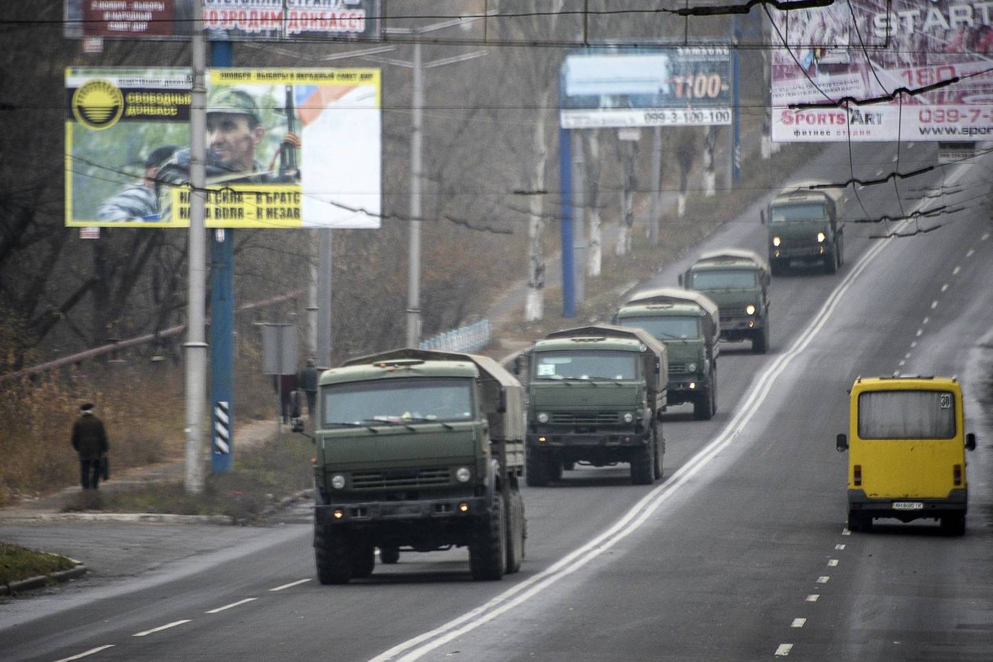 Daugiausia matyta sunkvežimių, kai kurie jų veža didesnio ir mažesnio kalibro artilerijos pabūklus; buvo ir mažiausiai vienas šarvuotis.