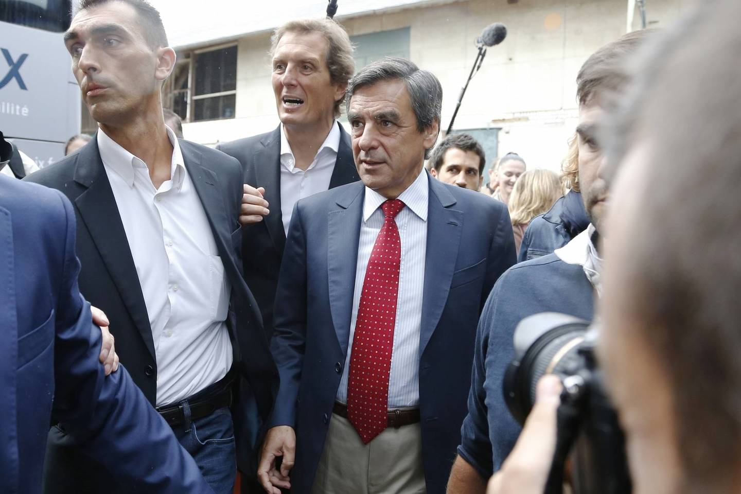 Prancūzijos buvęs premjeras Francois Fillon sekmadienį skundėsi dėl prieš jį suregzto „sąmokslo“.
