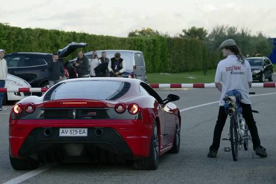 333 km/val greitį pasiekęs dviratininkas aplenkė „Ferrari“