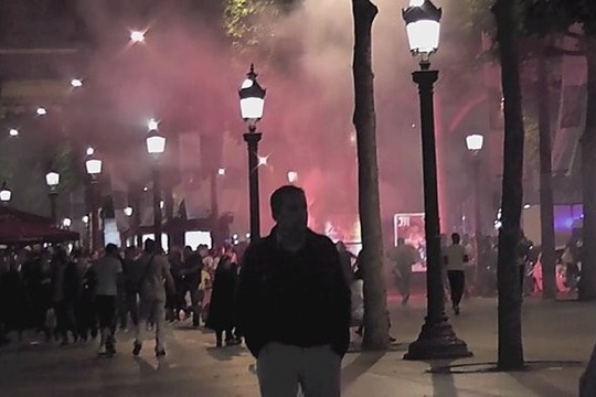 Gąsdinantys chaoso vaizdai iš Paryžiaus