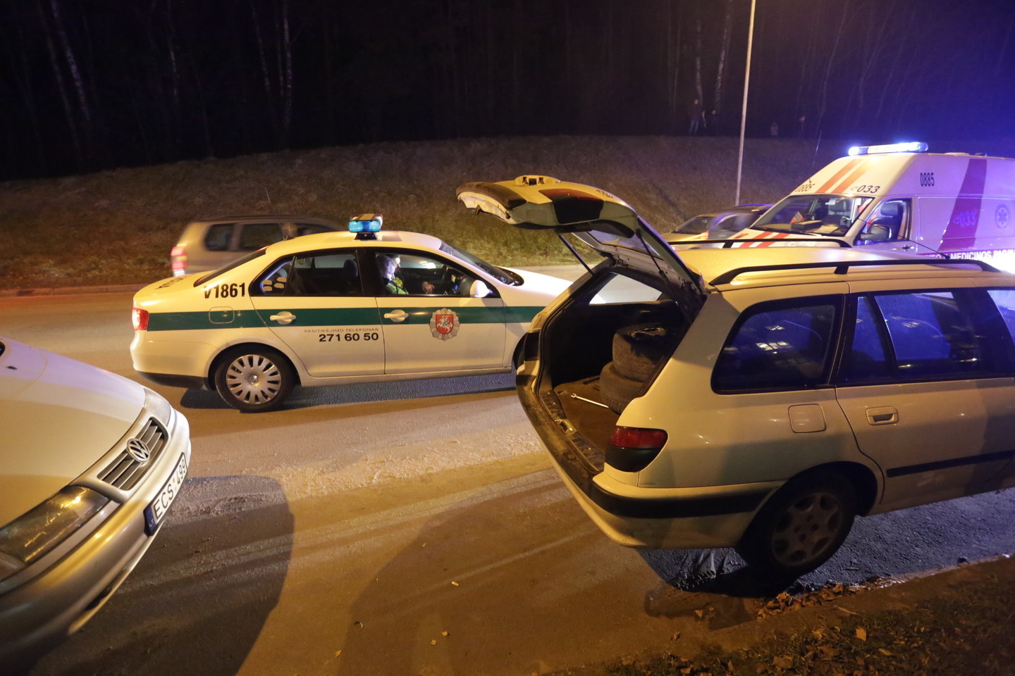 Vilniuje per avariją sunkiai nukentėjo savo automobilio ratą keitęs vyras, nelaimės kaltininkas paspruko.