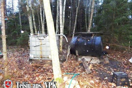 Telšių policija demaskavo du naminės degtinės fabrikus