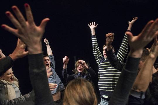 Teatre - juodojo humoro špyga nematantiems prasmės gyventi