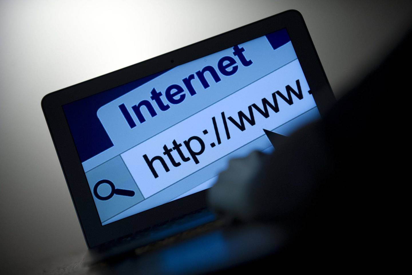 Rašte, kuris buvo išplatintas rugsėjo viduryje visiems interneto paslaugų tiekėjams Lietuvoje, buvo reikalaujama tarnybai teikti interneto vartotojų duomenis.