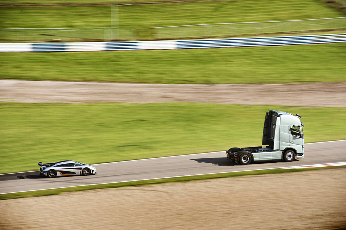 "Volvo FH" pasirodė esąs pusiau tiek greitas, kiek "Koenigsegg One:1".<br>Organizatorių nuotr.