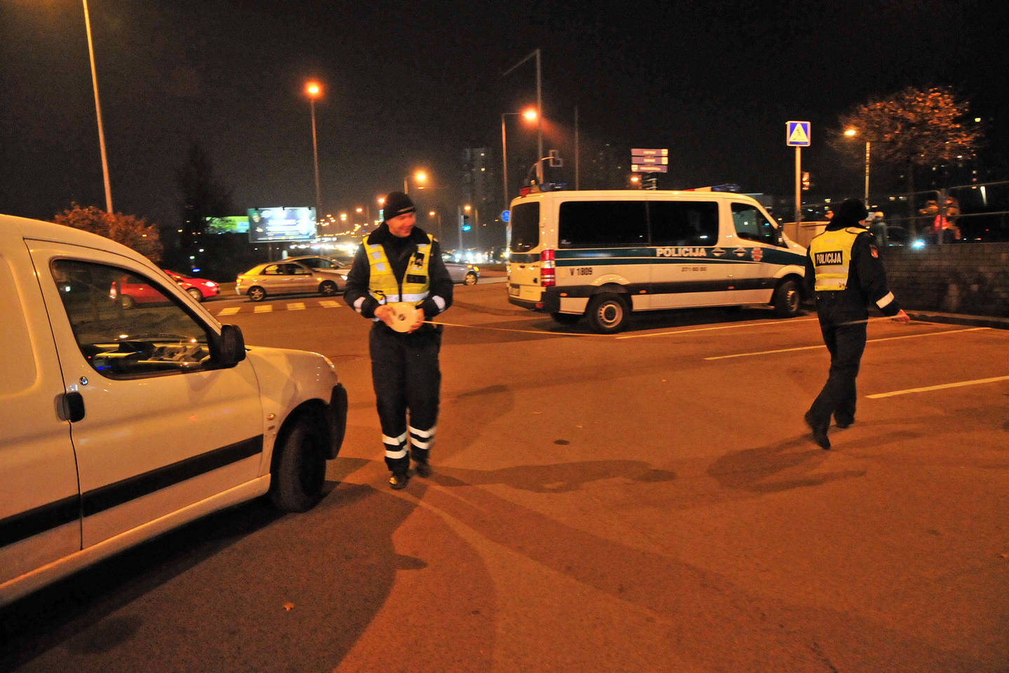 Prekybos centro automobilių aikštelėje partrenkta jauna moteris.