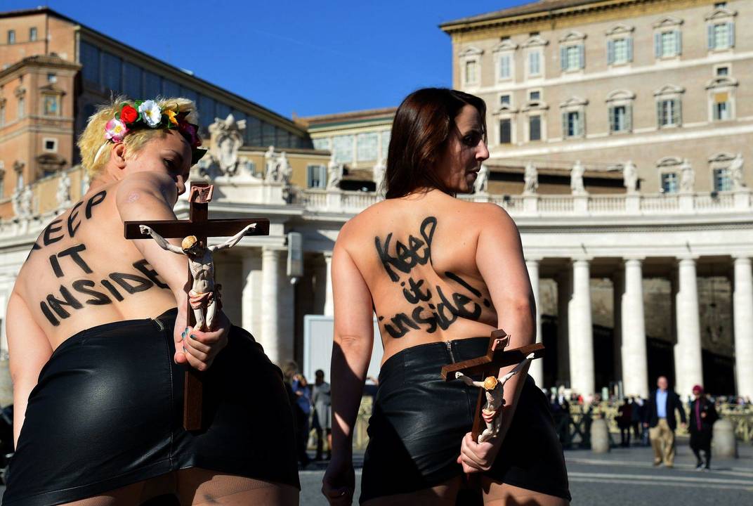 Pasak grupės, toks protestas buvo organizuotas dėl to, kad jos lapkričio 25-ąją numatytą popiežiaus apsilankymą Europos Parlamente laiko pasaulietinių principų puolimu.<br>AFP/Scanpix nuotr.