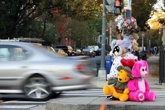 Žuvusiems eismo įvykiuose atminti – kryžiai, gėlės ir žaislai