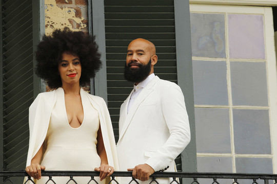 S. Knowles vestuvės: retro stilius ir iš rūbo krintančios krūtys