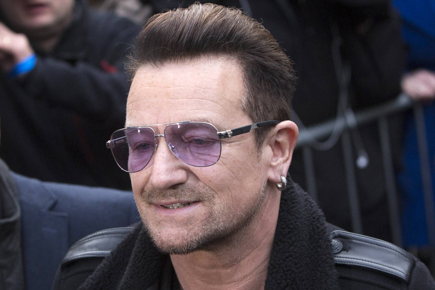 Bono bus atlikta operacija, nes jis Niujorko Centriniame parke nukritęs nuo dviračio susižeidė ranką.<br>Scanpix nuotr.