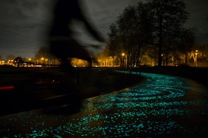 Magiškas šviečiantis dviračių takas – puiki vieta pasimatymams