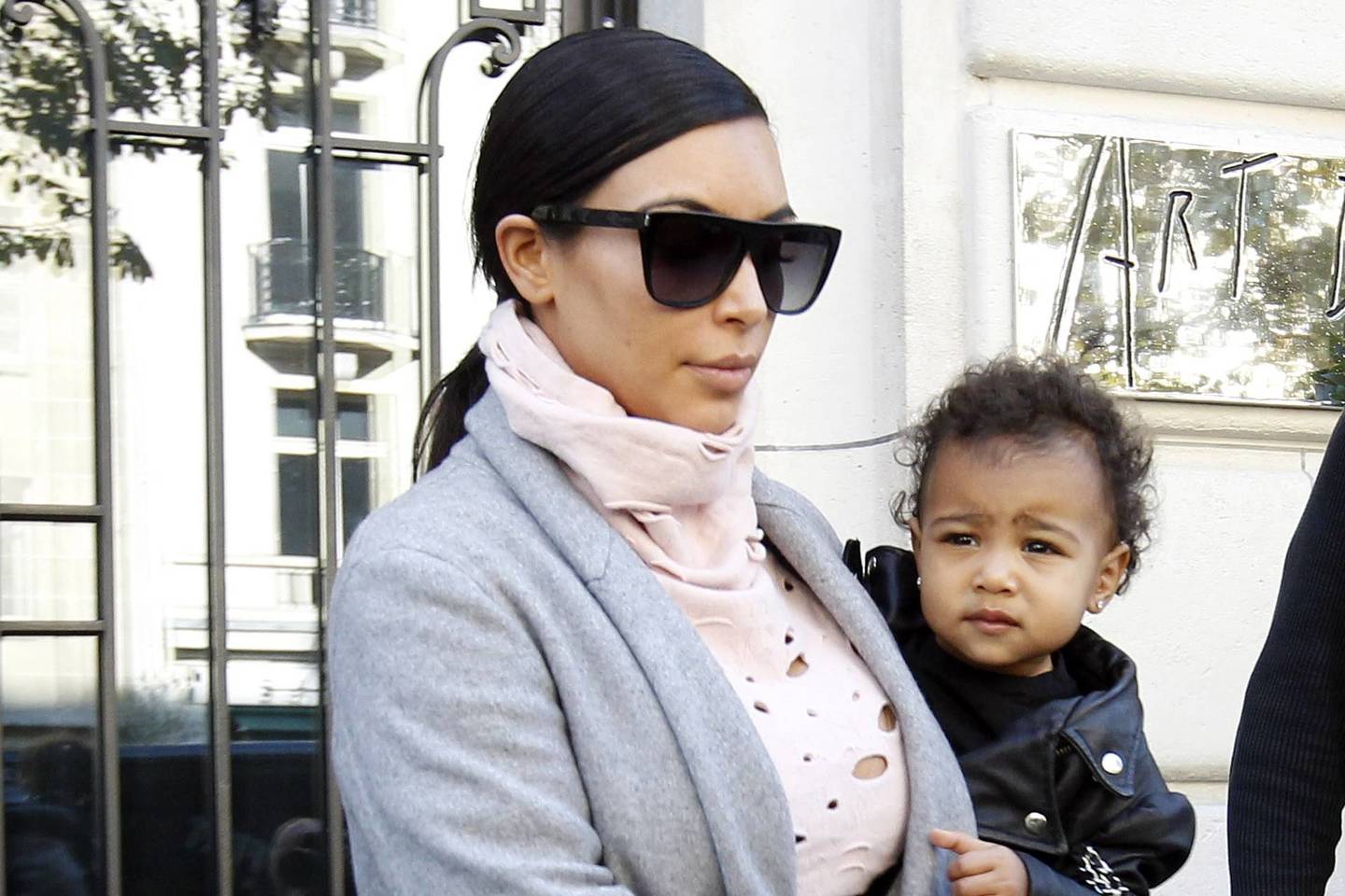 Panašu, kad savo dukrai Kim Kardashian pasiruošusi nupirkti viską.