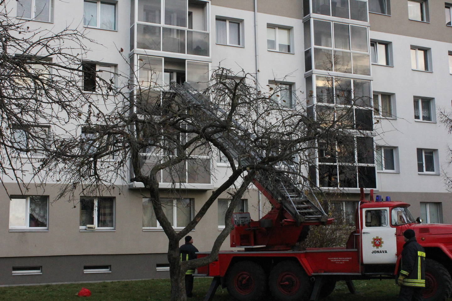 Užmigusį šeimininką Jonavoje iš buto išnešė ugniagesiai.