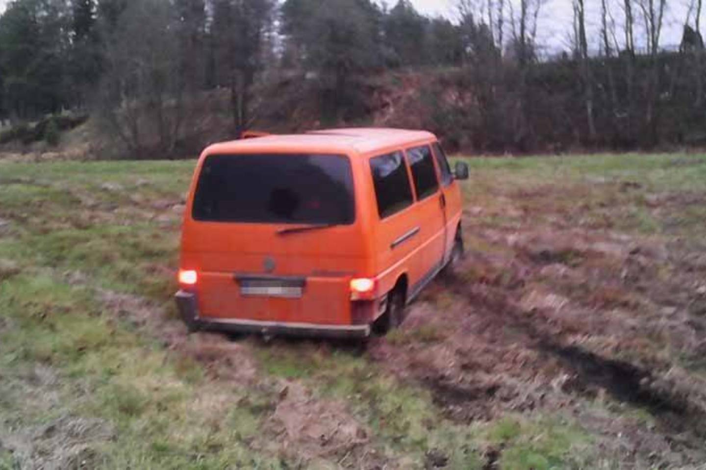 Vilniaus rajone kontrabandininkai neteko mikroautobuso ir didelio rūkalų krovinio.