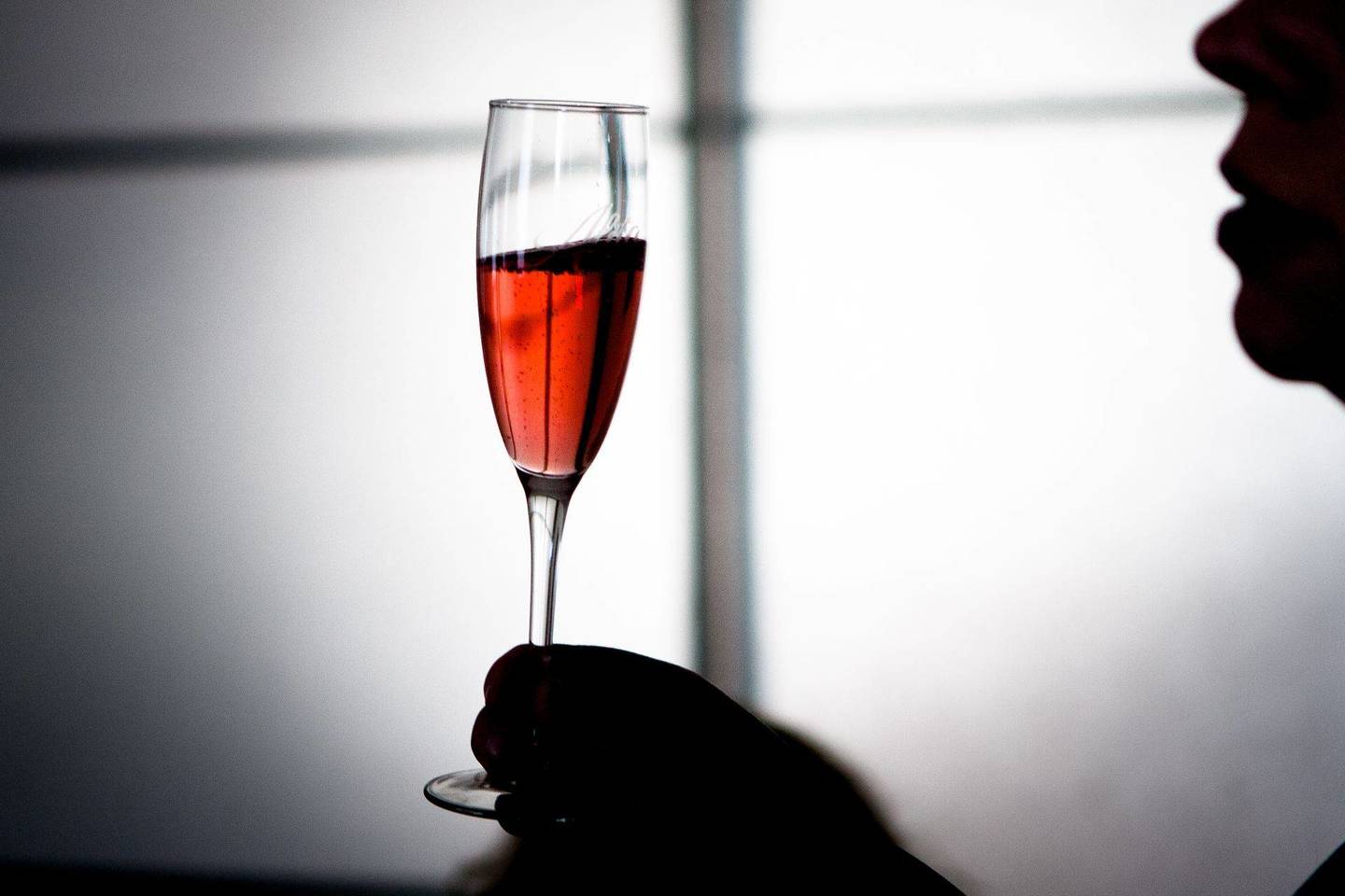 Dabar įstatymai savivaldybėms nesuteikia teisės uždrausti prekiauti ir vartoti alkoholinius gėrimus visuose renginiuose, kuriuose dalyvauja nepilnamečiai.