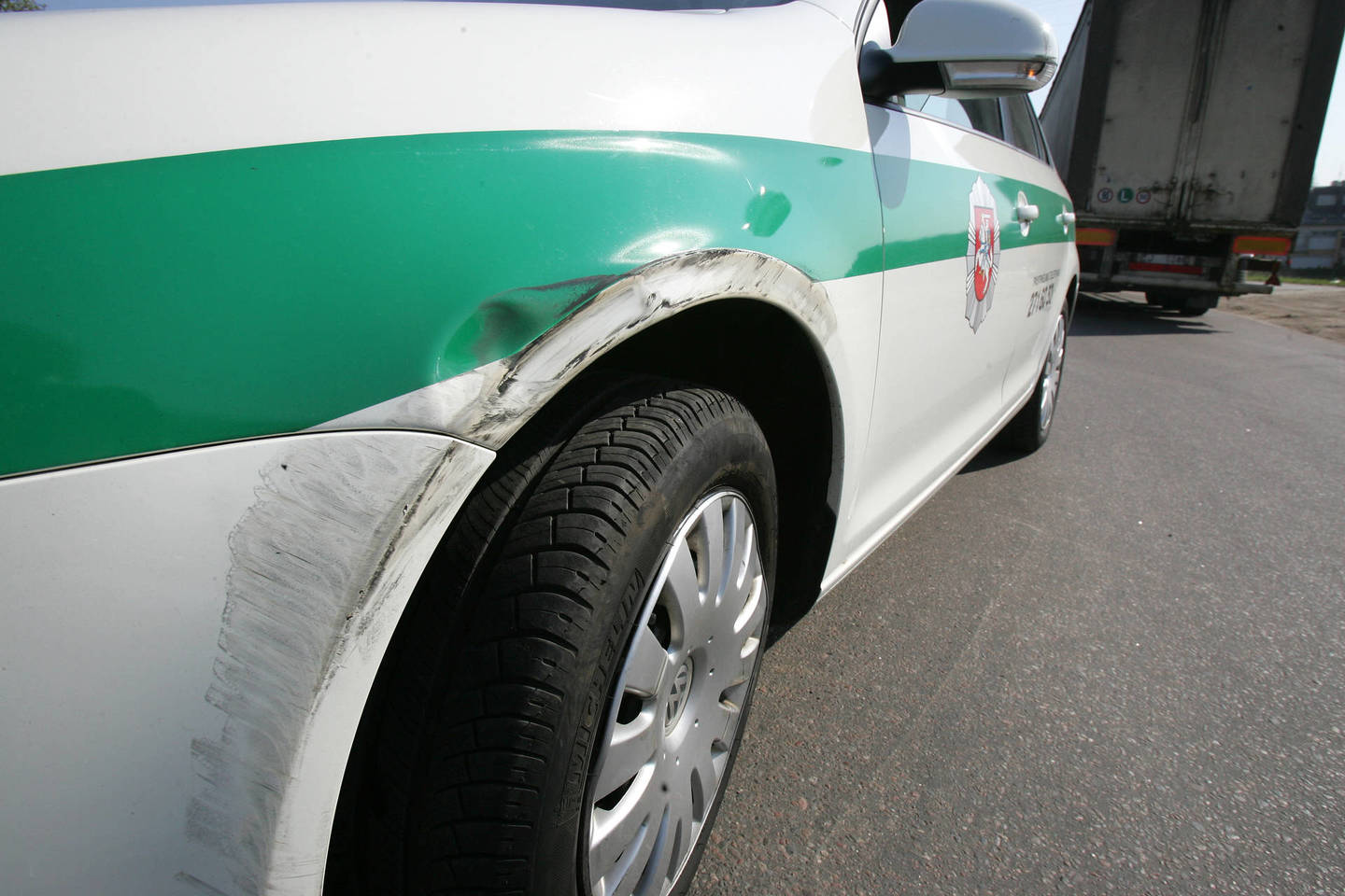 Policija ieško vandalų, apgadinusių tarnybinę pareigūnų mašiną.