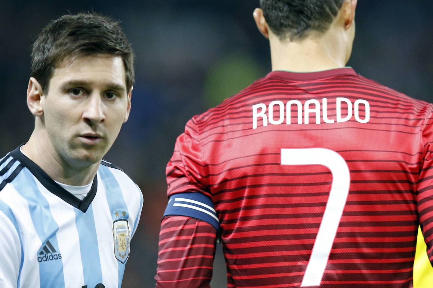 C.Ronaldo (dešinėje) ir L.Messi turėjo retą progą susitikti per rinktinių rungtynes.