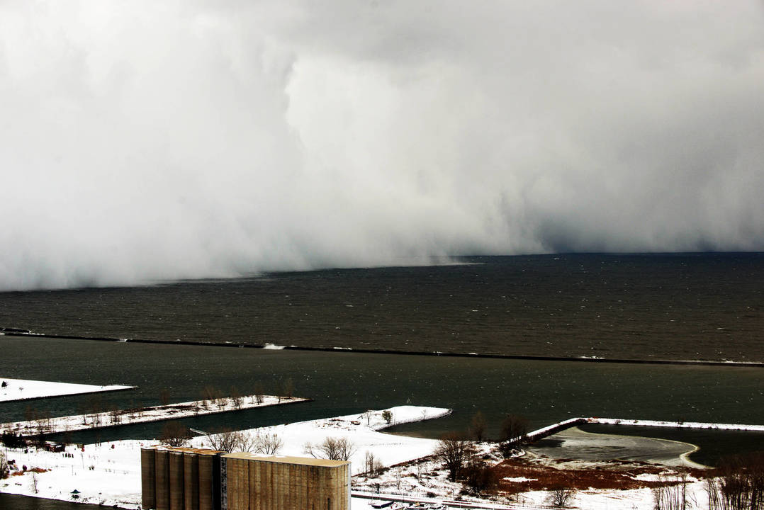 Ant Bafalo miesto didžiulė sniego audra atslinko nuo Bafalo ežero.<br>„Reuters“/„Scanpix“ nuotr.