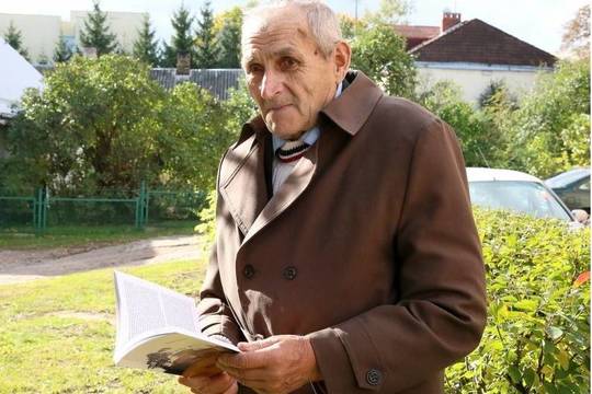 80 metų perkopęs pradžiamokslis romanus spausdina vienu pirštu