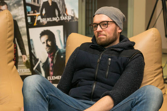 Serialų gerbėjai prie televizoriaus mėgina išsėdėti 50 valandų