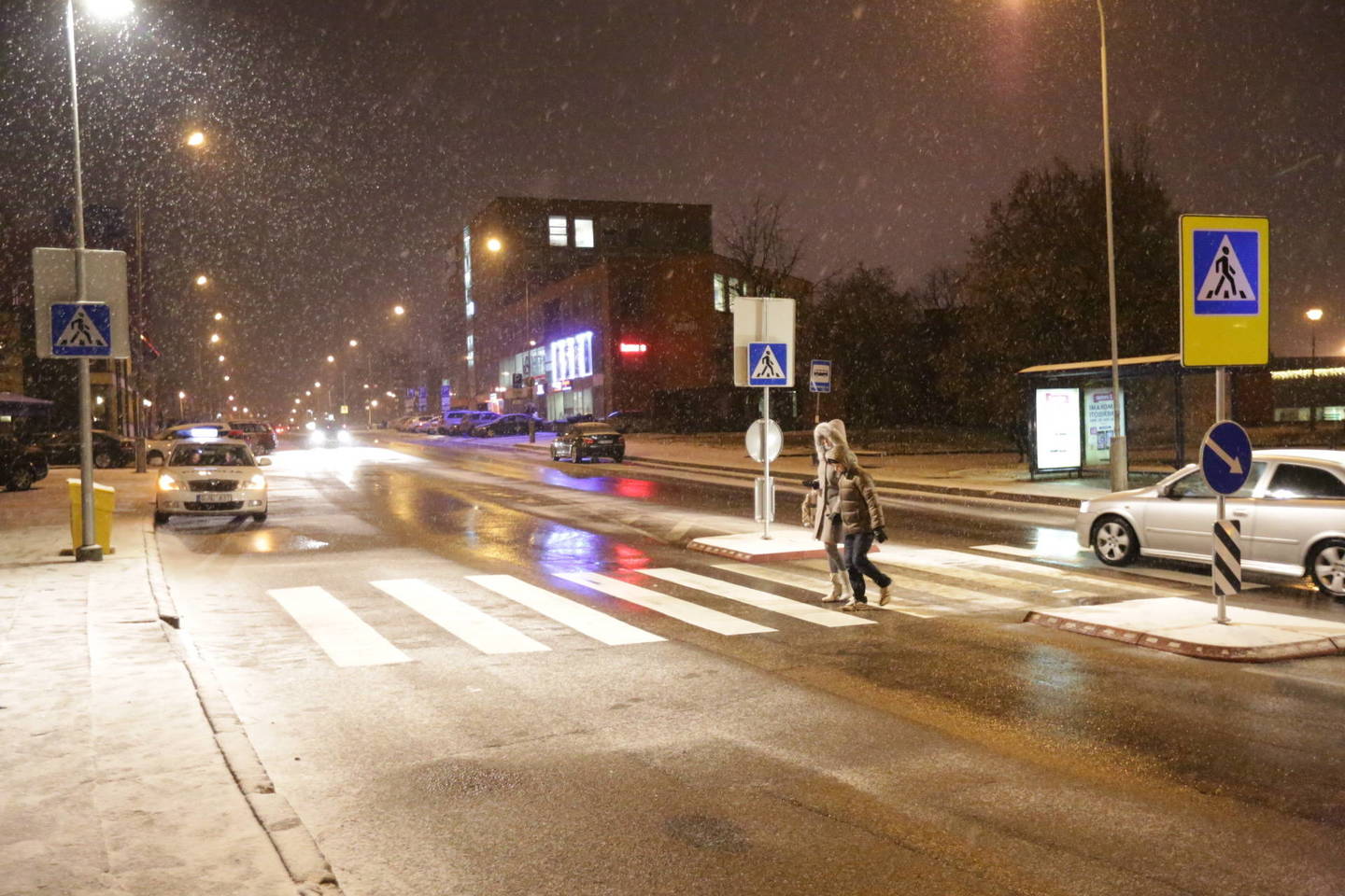 Penktadienio vakarą pėsčiųjų perėjoje Vilniuje partrenkta moteris su sūnumi.