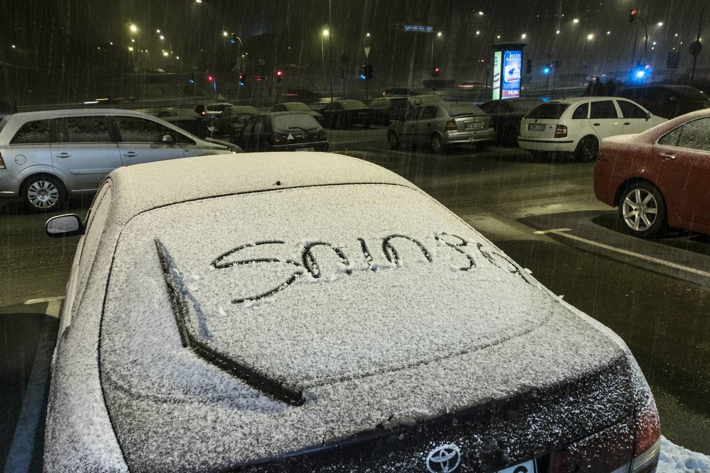 Vakarėjant Lietuvoje šąla.