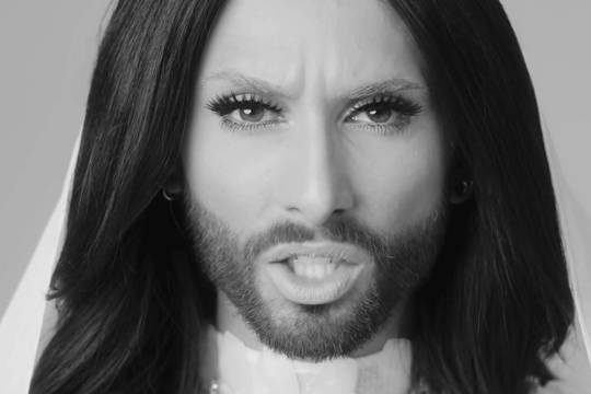 Naujame klipe Conchita Wurst pasipuošė nuometu