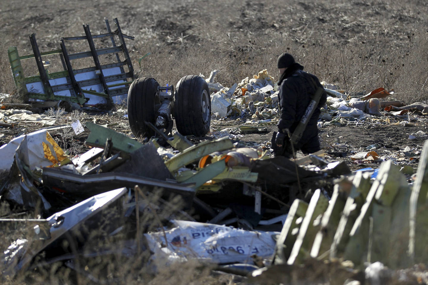 Olandų ekspertai sekmadienį baigė numušto „Malaysia Airlines“ lėktuvo nuolaužų paėmimą iš katastrofos vietos.