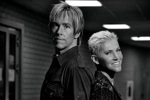 „Roxette“ paaiškino, kodėl dueto vokalistė koncertuoja basa