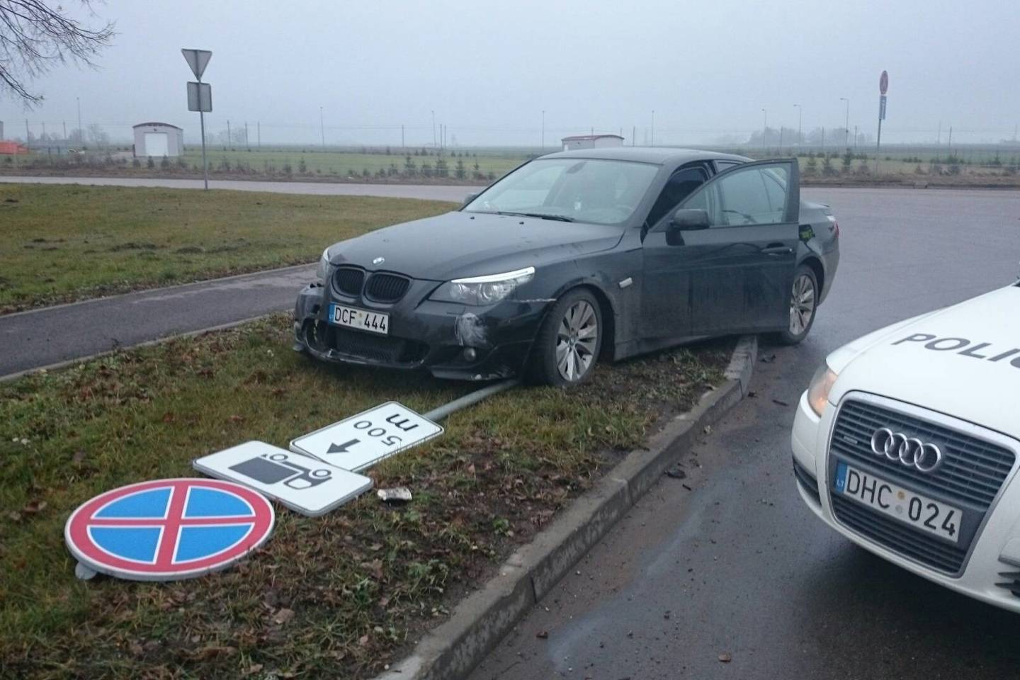 Nuo policijos sprukęs BMW nuvertė kelio ženklą.