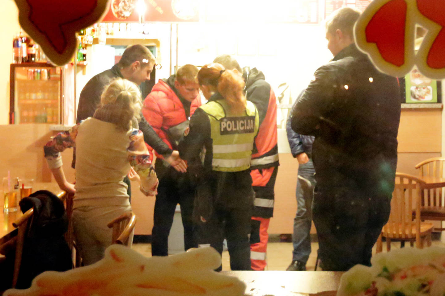 Vilniaus kebabinėje susimušė 14 žmonių, per incidentą aidėjo šūviai, du žmonės nuvežti į ligoninę, vienas apklaustas policijoje.