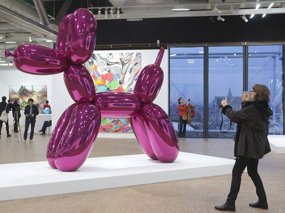 Paryžiaus Pompidou centre surengtos vieno garsiausių šiuolaikinių JAV menininkų Jeffo Koonso retrospektyvos vaizdų mozaika.<br>AP nuotr.