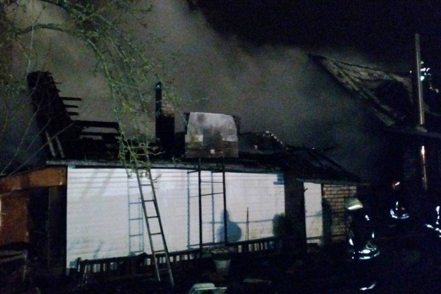 Didelis gaisras Vilniaus pakraštyje nusiaubė sodybą.