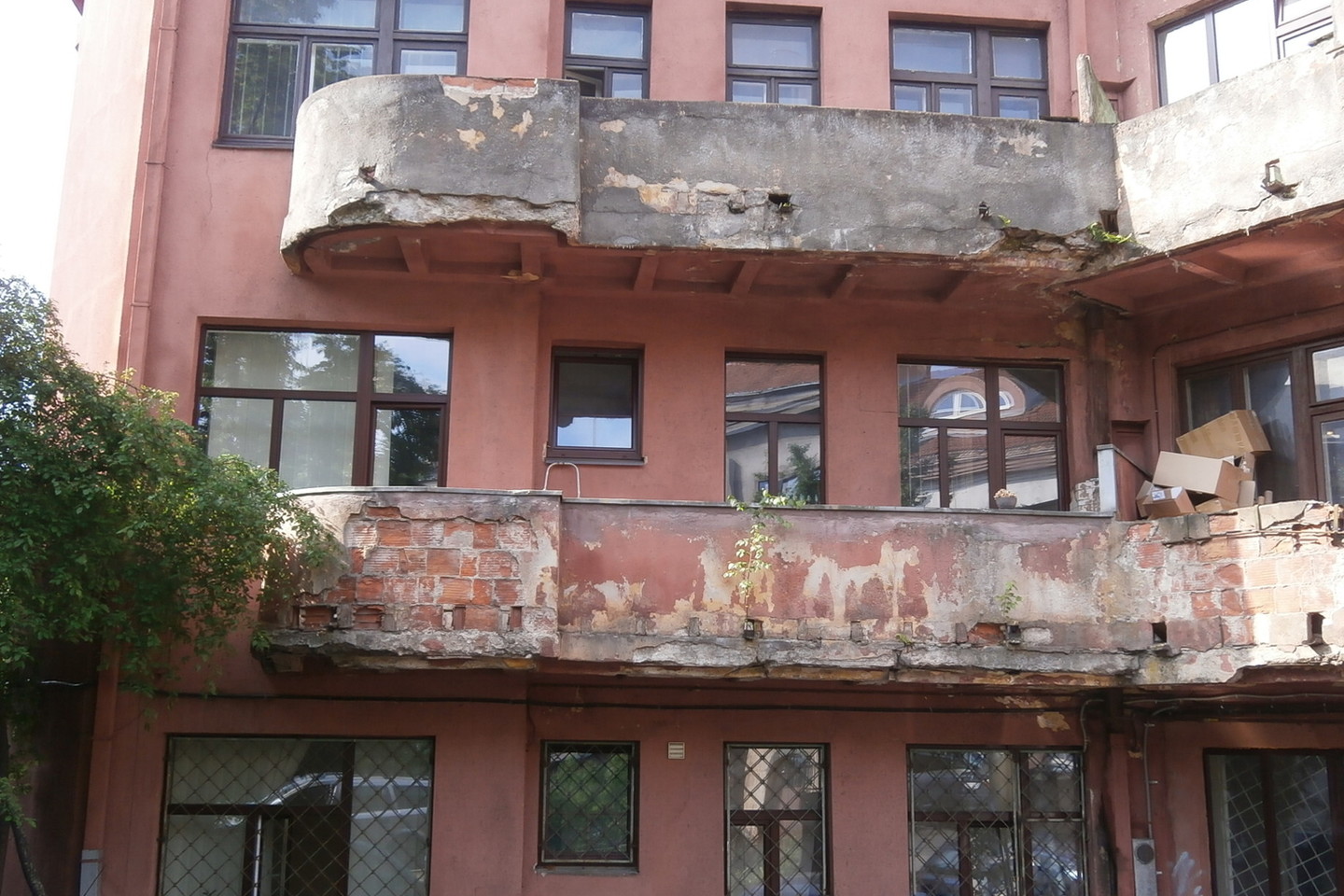 Pačiame Kauno centre 48 namuose yra apie 300 avarinės būklės balkonų.