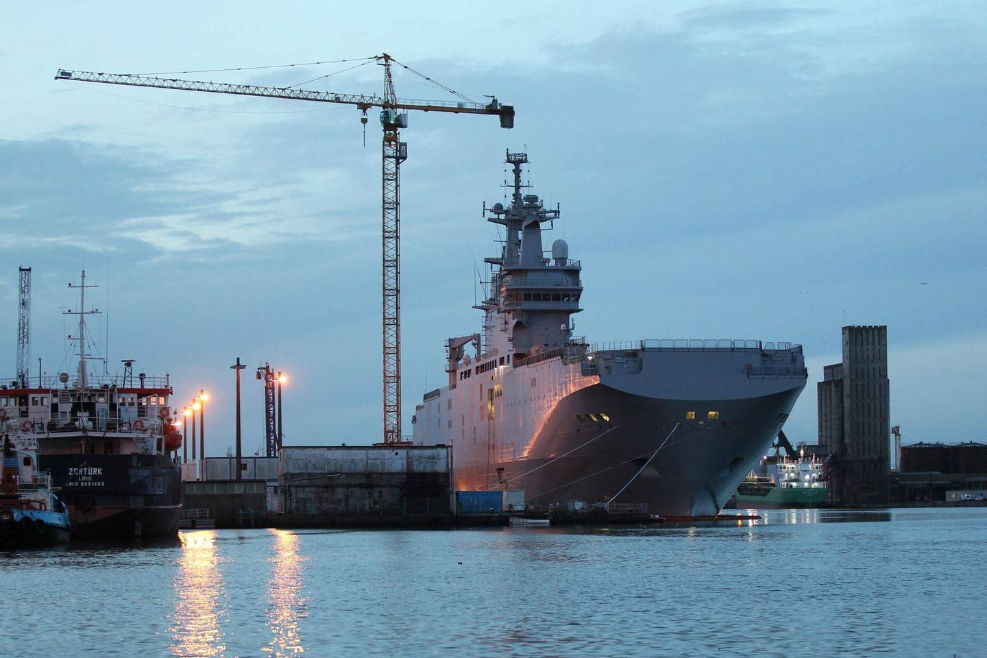 Dėl krizės Ukrainoje Prancūzijos prezidentas Francois Hollande'as antradienį atidėjo „Mistral“ karinio laivo pristatymą Rusijai.