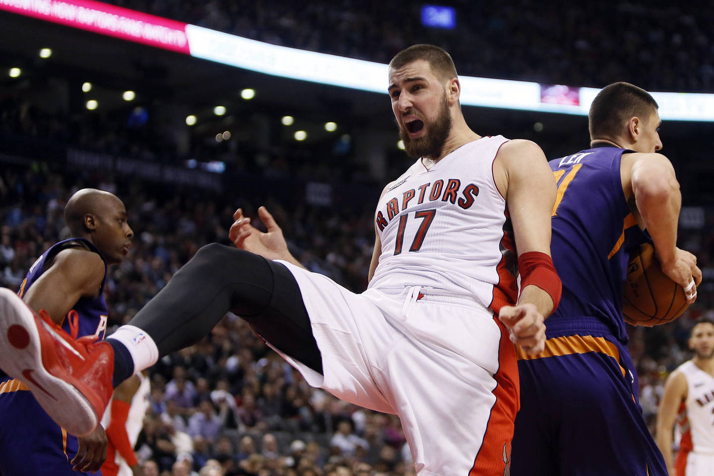 J.Valančiūnas sužibėjo rungtynėse su „Suns“.