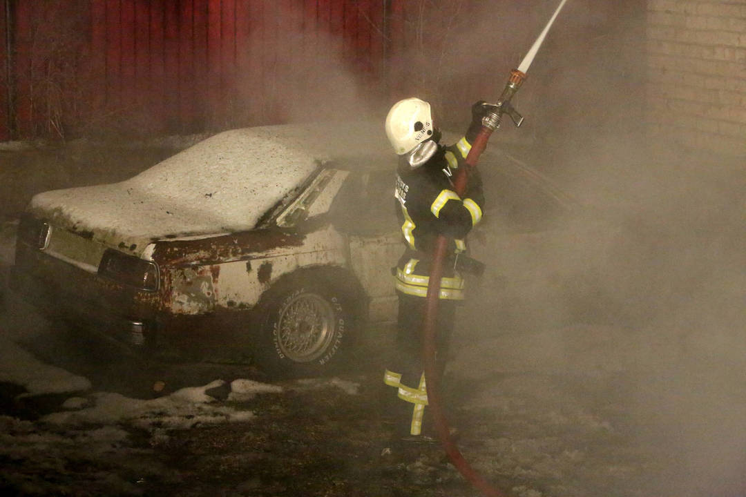 Antradienio vakarą Vilniuje įsiplieskė gaisras automobilių kolekcionieriaus dirbtuvėse Salininkuose.<br>V.Balkūno nuotr.