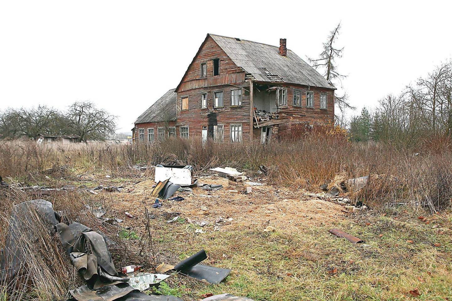 Vietoj šių akis badančių griuvėsių Ventos pakraštyje turėjo iškilti prekybos centras. Tačiau tam pasipriešinta.