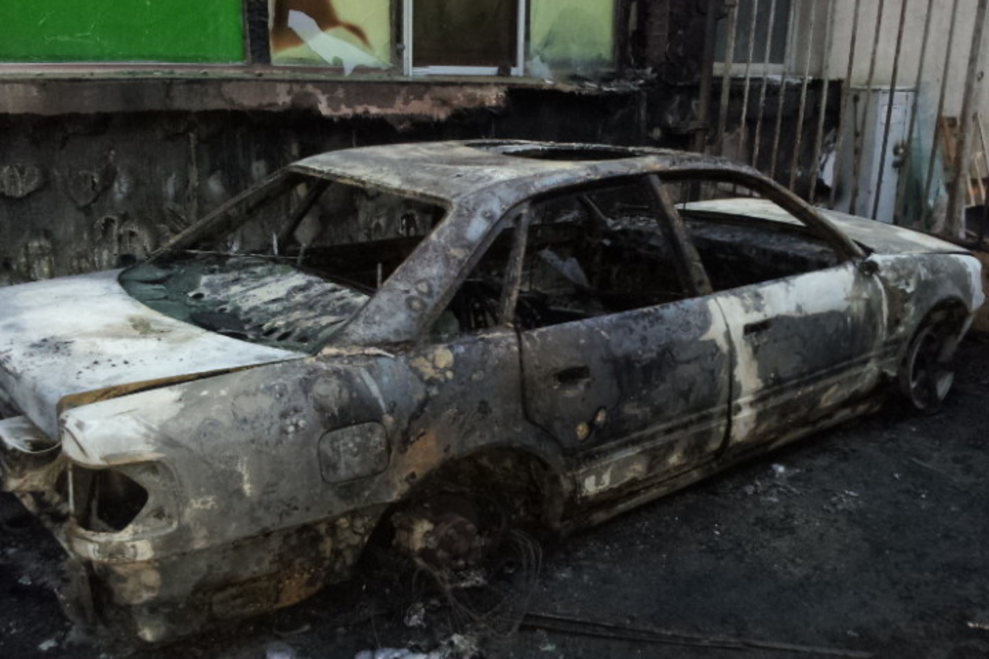 Klaipėdoje sudegintas automobilis, kuriuo naudojosi FNTT darbuotojai.