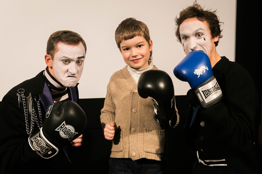 „Neteisėtai padaryti“ pristatė klipą su muštynėmis ir 38 vaikais