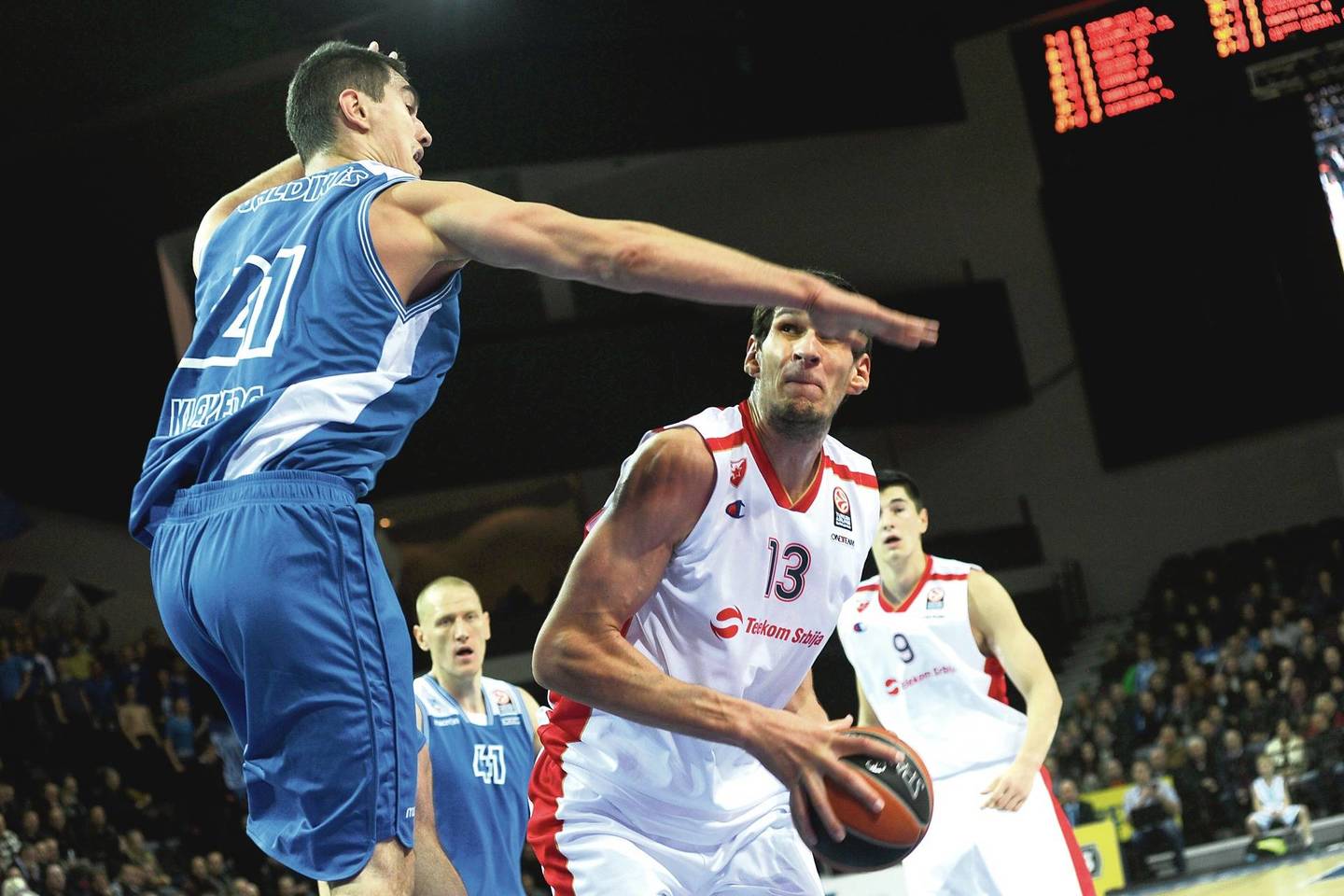 „Crvena zvezda“ atakų lyderis – „centras“ B.Marjanovičius (su kamuoliu).